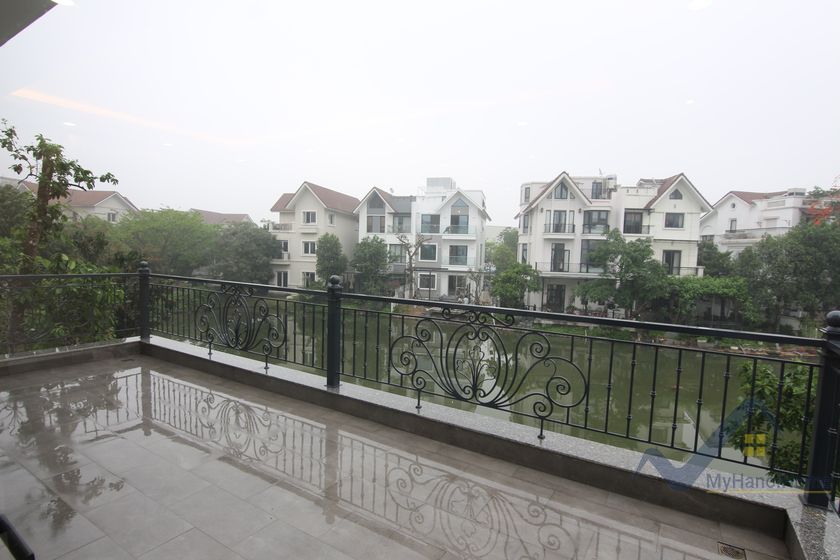 vinhomes-riverside-unfurnished-villa-to-rent-with-river-view-10