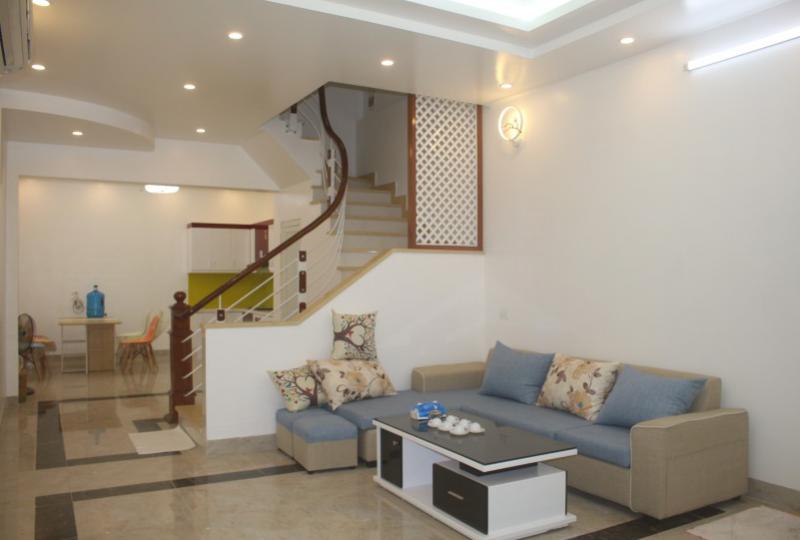 Warmly house in Ngoc Thuy Long Bien close French school furnished
