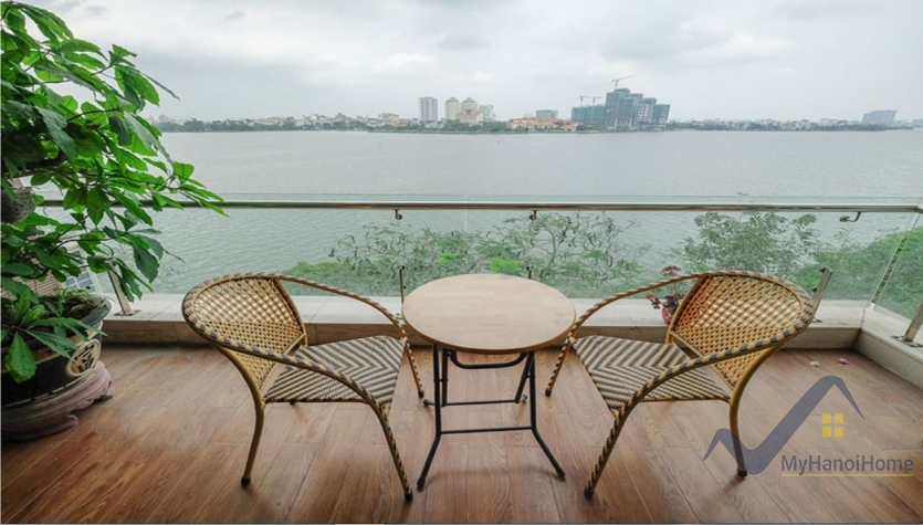 westlake-view-2-bedroom-apartment-in-tay-ho-rent-on-nhat-chieu-3